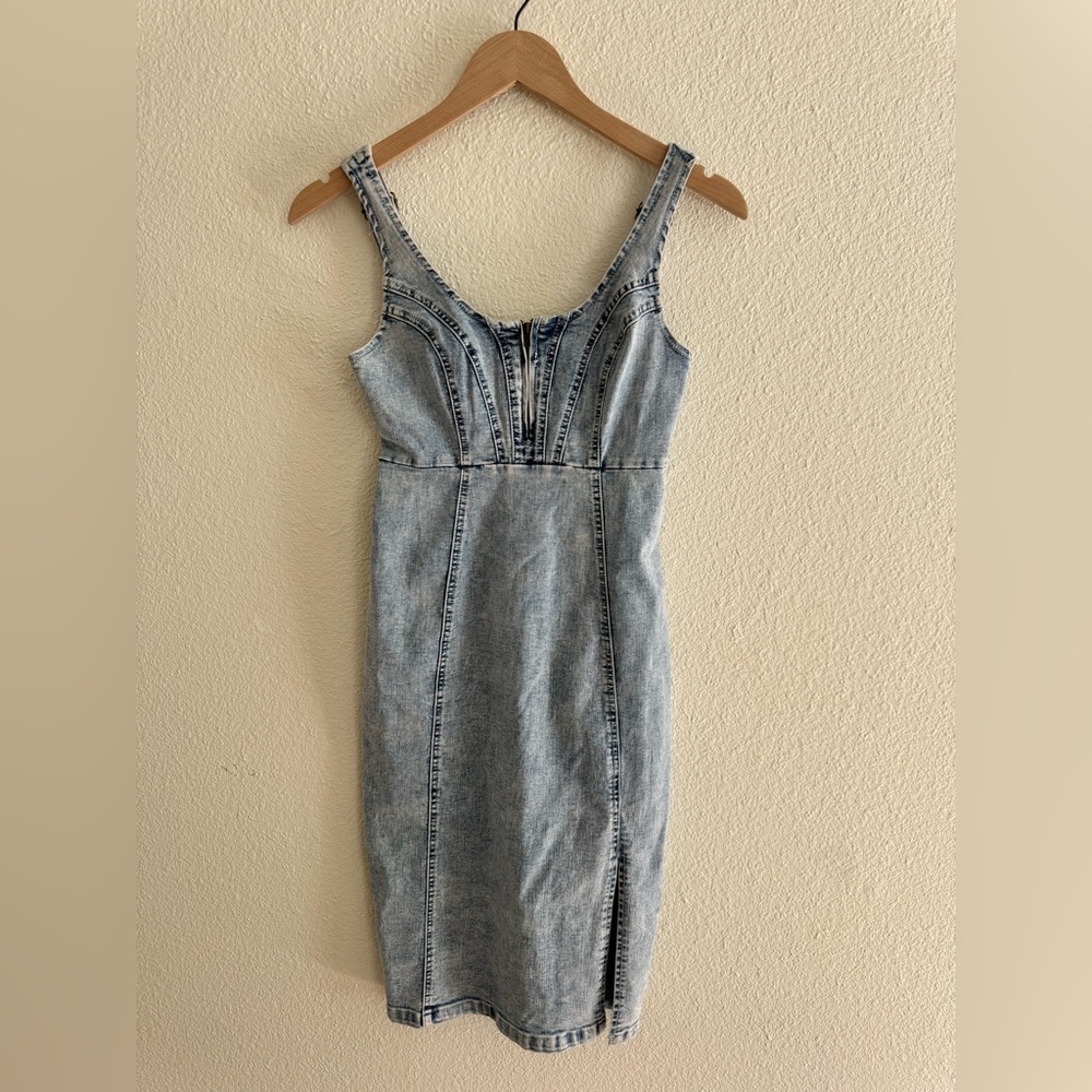 Vintage-Inspired Light Wash Denim Bodycon Dress